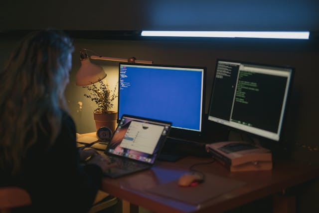 woman-using-a-computer